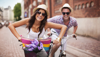 una donna con un uomo in bicicletta